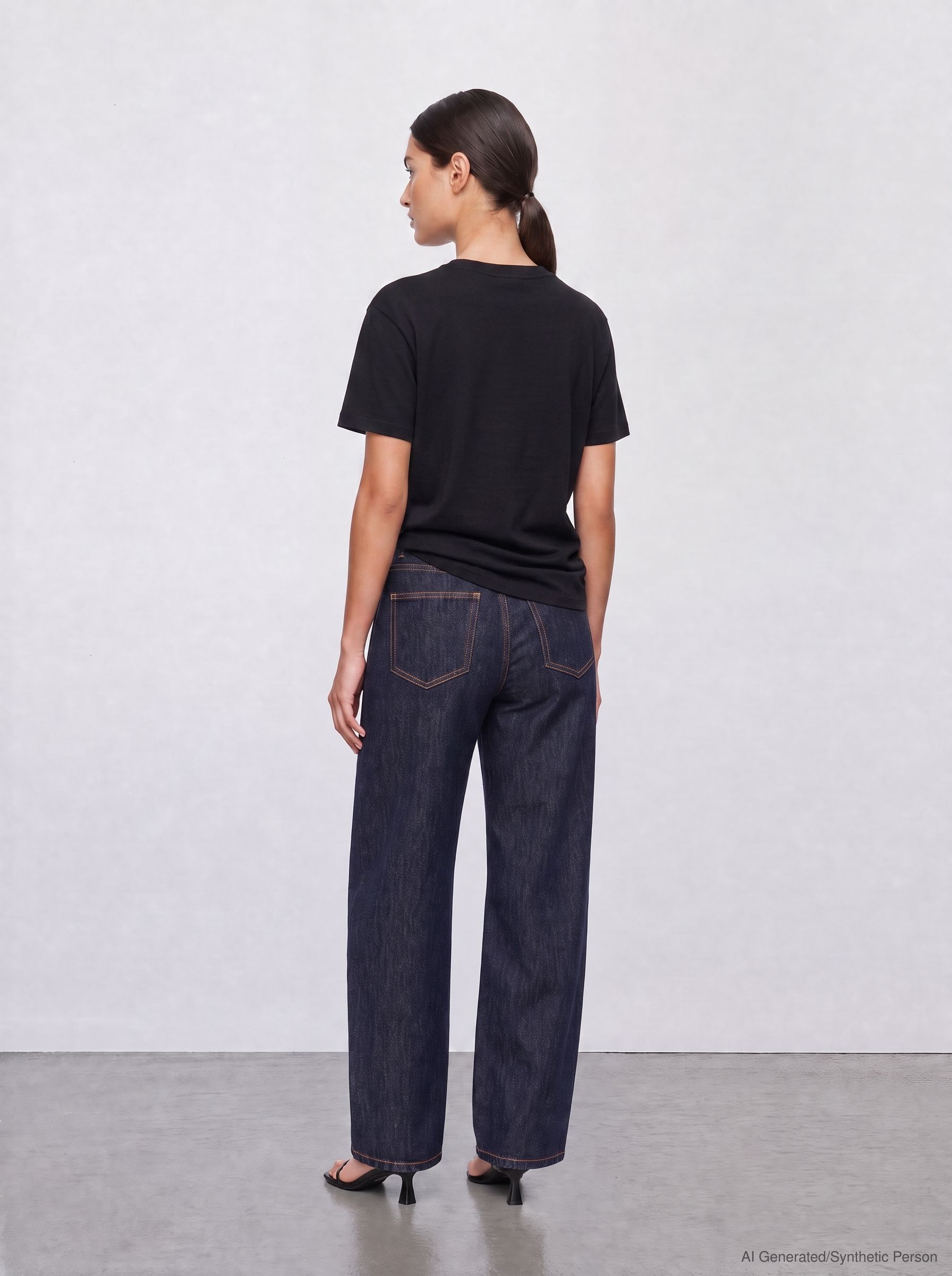 57Ilvy, Barrel-Fit, Raw-Denim, markante Kontrastnähte, O-Shape